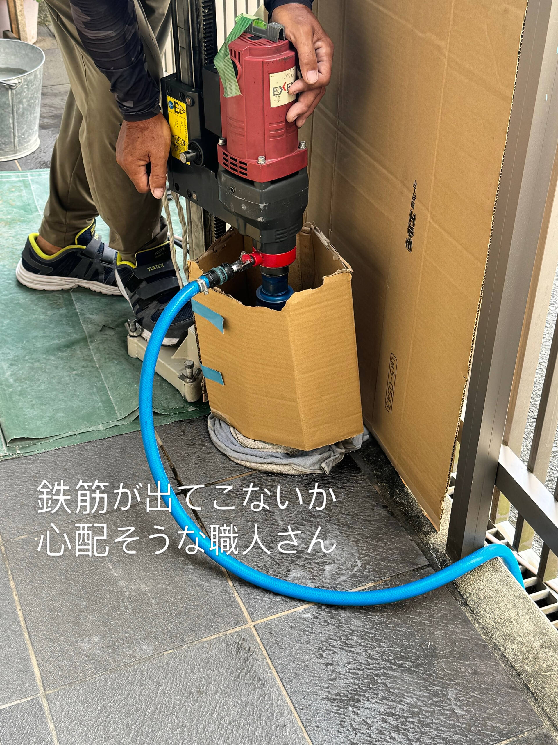 施設のアプローチに手摺を取付させていただきました